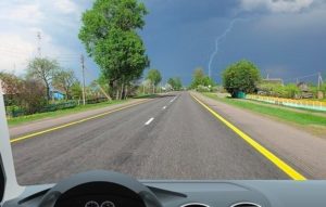 Что значит желтая полоса на обочине
